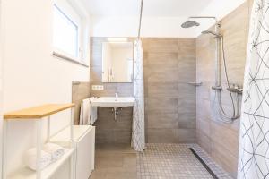 y baño con ducha y lavamanos. en Braviscasa - Ferienresidenz Hinterzarten en Hinterzarten