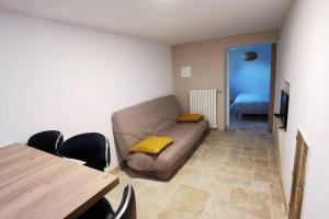 sala de estar con sofá y mesa en La Casita, en Saint-Étienne-du-Grès