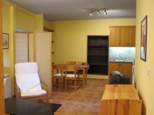 a kitchen and dining room with a table and chairs at La Refierta in Cangas del Narcea