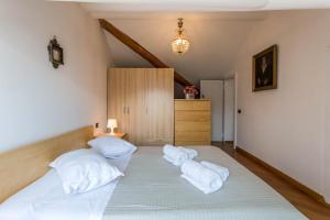 Un dormitorio con una cama con almohadas blancas. en Attico Vista Lago, en Como
