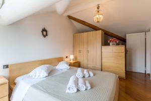 Un dormitorio con una cama con toallas. en Attico Vista Lago, en Como 11 fotos más