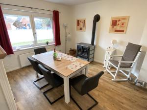 - une salle à manger avec une table et des chaises dans l'établissement Ferienhaus Carpe diem, à Krummhörn