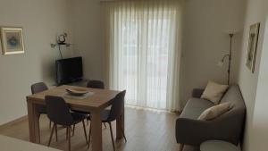 Apartment Filip Vedran في سبليت: غرفة معيشة مع طاولة وأريكة