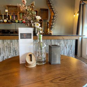 een tafel met een glazen vaas erop bij The Tavern at Hale in Milnthorpe