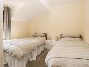 two beds sitting next to each other in a bedroom at 10 Flying Horse Shoes Cottage in Lancaster