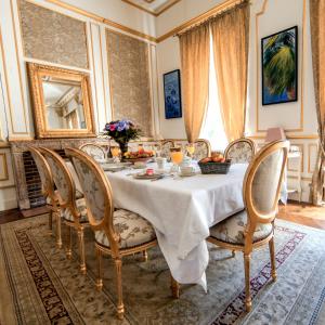 comedor con mesa y sillas en Château de Corcelle - Chambres et table d'hôtes en Châtenoy-le-Royal