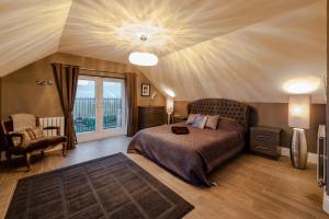 Postel nebo postele na pokoji v ubytování Ocean View,Kinsale, Hosted by Exquisite holiday homes, sleeps 22