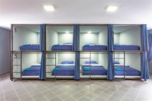 een kamer met 4 stapelbedden in een kamer bij Hostel IRON CUBE in Stružná