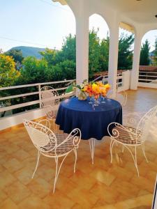 A balcony or terrace at Emily`s vacation house