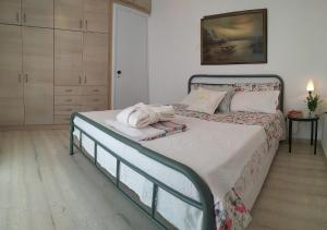 A bed or beds in a room at Emily`s vacation house