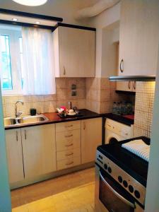 A kitchen or kitchenette at Emily`s vacation house
