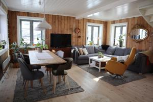 a living room with a couch and a table at Dyr tillatt i vakkert hus med naturomgivelser i Lofoten in Sennesvik
