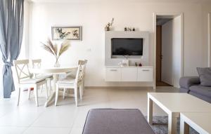 sala de estar blanca con mesa y sofá en La Perla Jacuzzi en Murter
