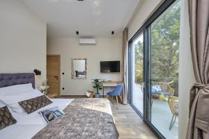 Televízia a/alebo spoločenská miestnosť v ubytovaní Villa Sunlight