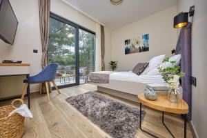 Televízia a/alebo spoločenská miestnosť v ubytovaní Villa Sunlight