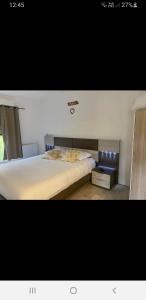 - une chambre avec un grand lit blanc dans l'établissement la douce Cahute, à Fresnicourt-le-Dolmen