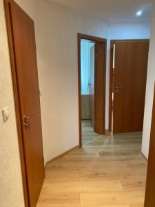 een lege kamer met 2 deuren en een houten vloer bij Apartment Kiril and Metodi 41-8А in Berkovitsa