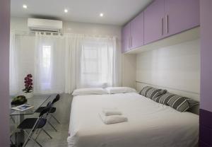 - une chambre avec un grand lit, une table et des chaises dans l'établissement Salamanca Confort Peñalver en Madrid Capital, à Madrid