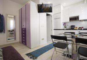une cuisine avec une armoire violette, une table et des chaises dans l'établissement Salamanca Confort Peñalver en Madrid Capital, à Madrid