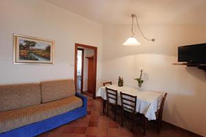 - un salon avec une table et un canapé dans l'établissement Antico Borgo I Cancelli, à Palazzuolo sul Senio