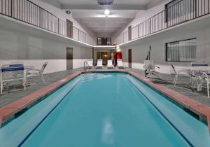 สระว่ายน้ำที่อยู่ใกล้ ๆ หรือใน Days Inn & Suites by Wyndham Bentonville