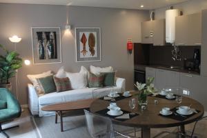 a living room with a couch and a table at CASA DAS QUATRO CABEÇAS in Setúbal