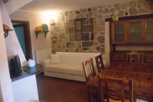 a living room with a couch and a table at La Casa Del Viandante in Radicofani