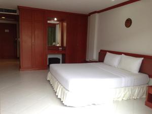 a bedroom with a large white bed in a room at Lotus House in Jomtien Beach