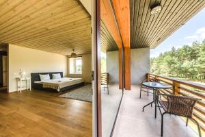 Camera con letto e tavolo sul balcone. di Guest House "Stellas" a Ziemupe
