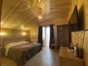 Llit o llits en una habitació de HOTEL KAZBEGI 1963