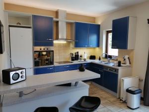 een keuken met blauwe kasten en een aanrecht bij Studio 2 pers. tourisme et business in Namen