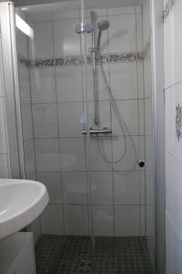 a bathroom with a shower and a sink at FerienZimmer in Niederstetten
