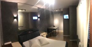 Motel Monza (Adult Only) في سانتوس: غرفة نوم بسرير ومرآة كبيرة