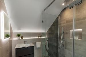 een badkamer met een douche en een wastafel bij Howe Top in Bowness-on-Windermere
