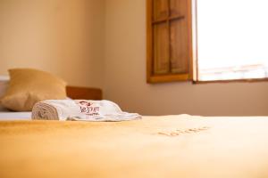 - une serviette assise au-dessus du lit dans l'établissement Le Foyer Arequipa, à Arequipa