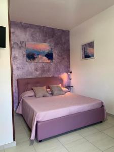 ガリポリにあるMonolocale Viola - A casa di Ludovica e Martinaのベッドルーム1室(紫色のベッド1台付)