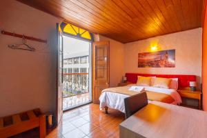 - une chambre avec 2 lits et une grande fenêtre dans l'établissement Le Foyer Arequipa, à Arequipa
