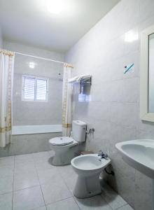 uma casa de banho com um WC e um lavatório em Hostal El Caballo Blanco em Osuna