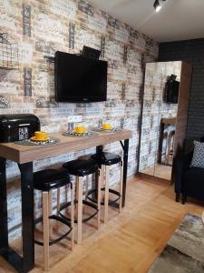 a dining room with a table and some chairs at Kraljevi čardaci, apartman 7/53 in Kopaonik