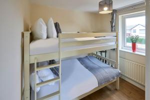 een kamer met 2 stapelbedden en een raam bij Host & Stay - Beatrice Little Duckling in Middlesbrough