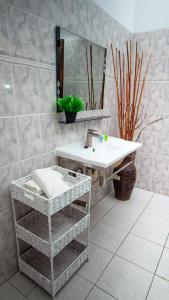 ein Bad mit einem Waschbecken und einem Spiegel in der Unterkunft Villa Espanhola Bilene in Vila Praia Do Bilene