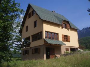 een huis met een groen dak op een heuvel bij Guest House Tara Canyon in Pljevlja