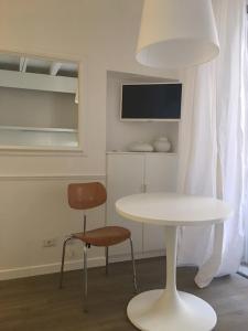 - une table blanche et une chaise dans la chambre dans l'établissement Uno splendido punto a Verona!!, à Vérone