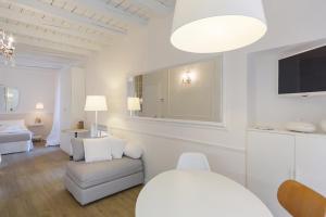 - un salon blanc avec un canapé et une chaise dans l'établissement Uno splendido punto a Verona!!, à Vérone