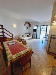 een woonkamer met een tafel en een bank bij Country Esmera in Desenzano del Garda +25 foto's