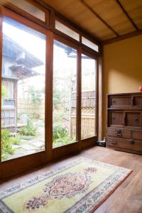 松山市にある旧鈴木邸 女性専用の大きな窓とラグ付きの客室です。