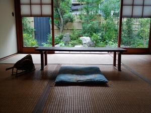 een tafel in een kamer met een deken op de vloer bij 旧鈴木邸 女性専用 in Matsuyama