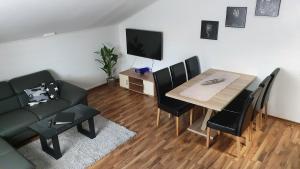 TV a/nebo společenská místnost v ubytování Mein Ferienhaus Seeburg