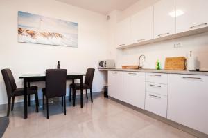 Kuchyňa alebo kuchynka v ubytovaní Apartments Aria