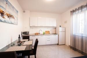 Kuchyňa alebo kuchynka v ubytovaní Apartments Aria